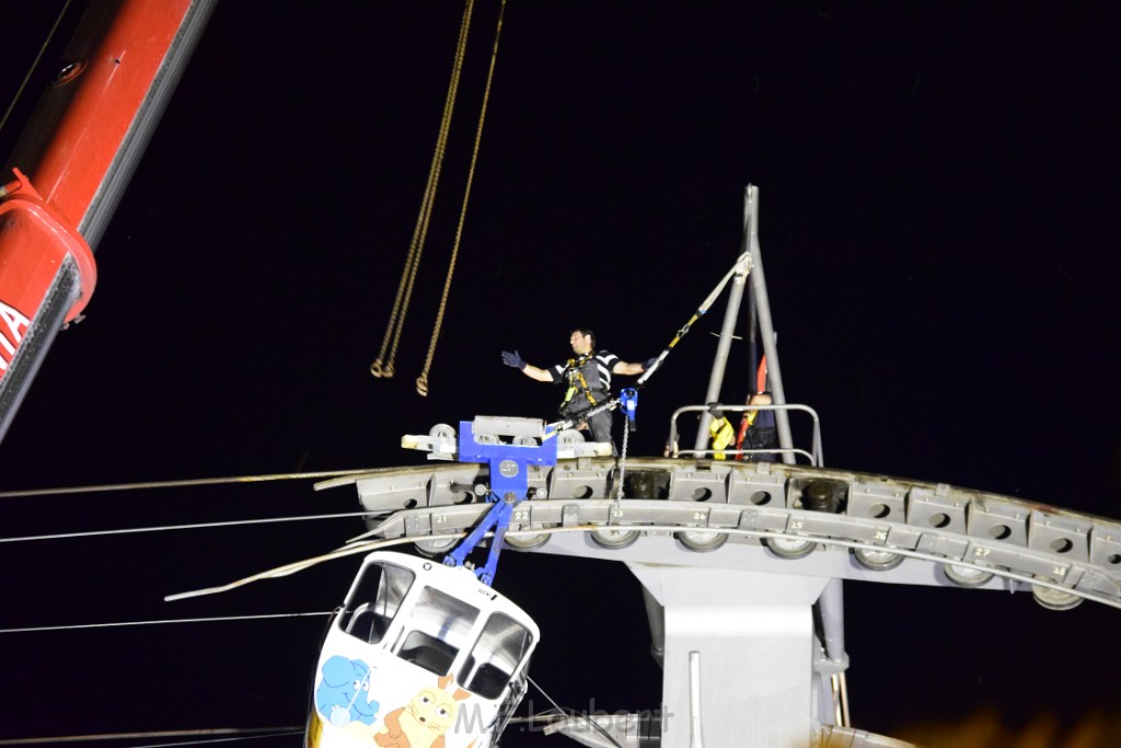 Koelner Seilbahn Gondel blieb haengen Koeln Linksrheinisch P891.JPG - Miklos Laubert